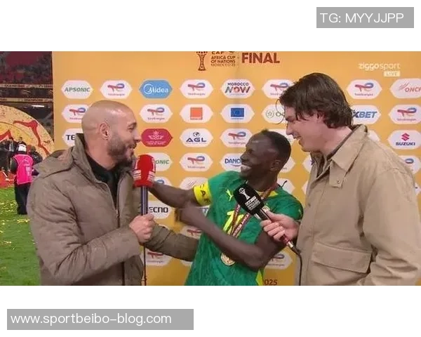 马内赛后采访中认出阿姆拉巴特哥哥引发热议瞬间